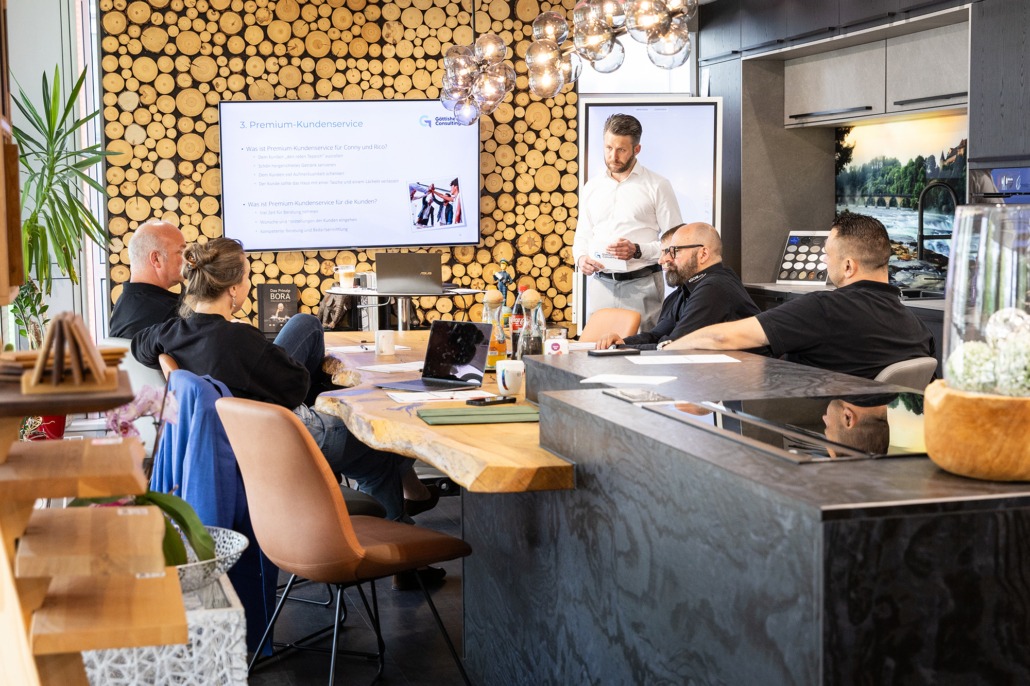 Johannes Göttisheim von Göttisheim Consulting hält ein Vertriebstraining vor dem Vertriebsteam eines Kunden.